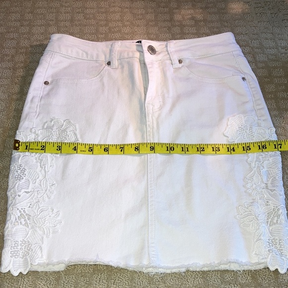 White Denim jean skirt with cotton floral appliqué on sides - Small - Picture 4 of 7